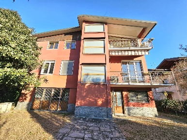 Foto Villa singola in Via Milano, Leggiuno di 260 m² con 9 locali