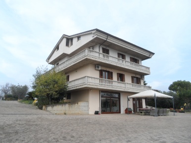 Foto Villa singola in Contrada Civita, Colonnella di 600 m² con 11 locali