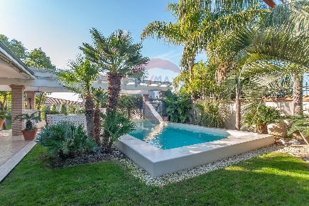 Foto Villa singola in Via Luigi Cherubini, Roma di 500 m² con 16 locali