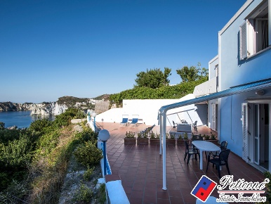 Foto Villa unifamiliare in Cala Feola, Ponza di 200 m² con 8 locali