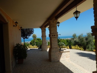 Foto Villa singola a Colonnella di 500 m² con 15 locali in vendita