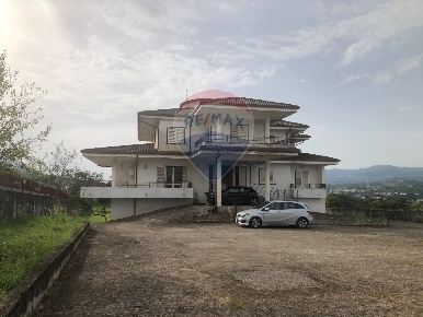 Foto Villa singola a Torrecuso di 400 m² con 16 locali in vendita
