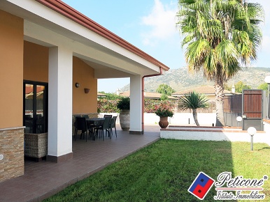 Foto Villa unifamiliare in via sant'antonio, Fondi di 55 m² con 3 locali