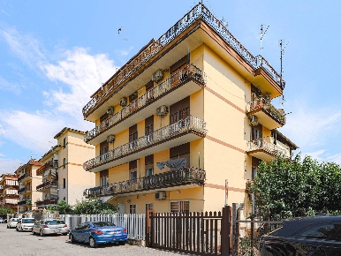 Foto Appartamento in Via Anchise, Roma di 130 m² con 4 locali in vendita
