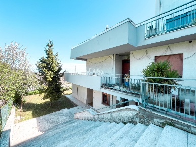 Foto Appartamento in VIa Mazzini, Acquaviva Picena di 145 m² con 6 locali