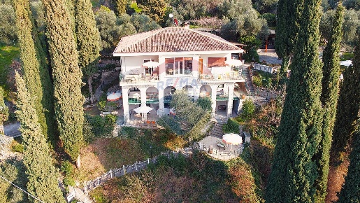 Foto Appartamento a Torri del Benaco di 156 m² con 4 locali in vendita