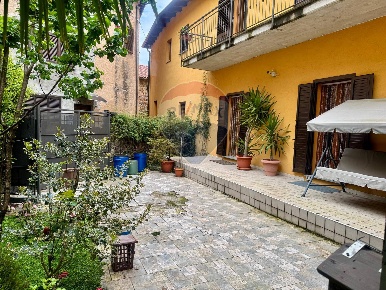Foto Appartamento in Vicolo Bianchi, Cuasso al Monte di 305 m² con 4 locali