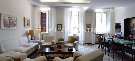 Foto Appartamento in Vicolo Ghirlanda, Bologna di 204 m² con 8 locali