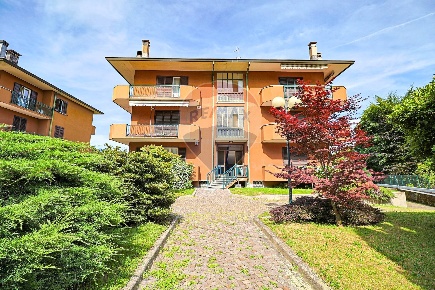 Foto Appartamento in Via Volta, Leggiuno di 110 m² con 3 locali in vendita