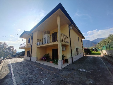 Foto Villa unifamiliare in Via Monte Acuto, Maenza di 280 m² con 12 locali