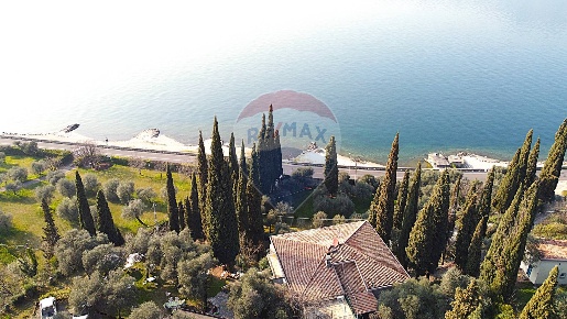 Foto Villa singola a Torri del Benaco di 580 m² con 18 locali in vendita