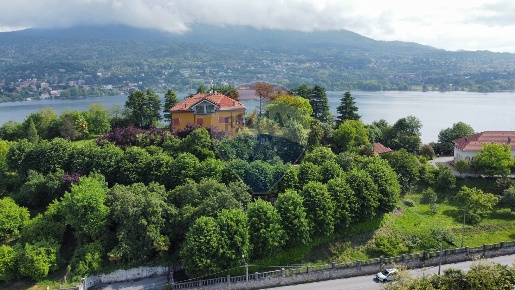 Foto Villa singola in Via Rimembranze, Biandronno di 243 m² con 10 locali