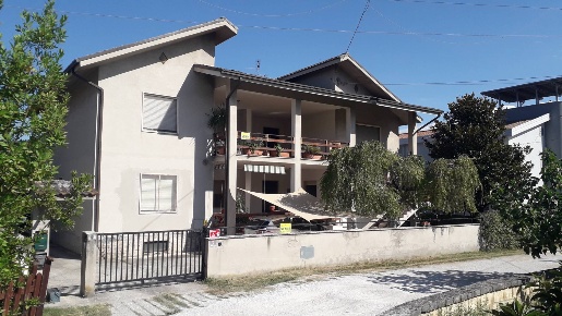 Foto Appartamento in Via delle Nazioni Unite, Alanno di 175 m² con 5 locali