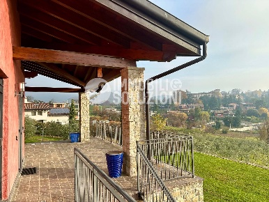 Foto Villa singola in Via Loreto, Cenate Sotto di 500 m² con 8 locali
