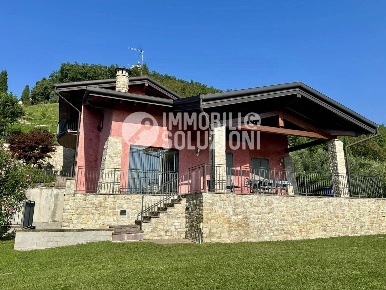 Foto Villa singola in Via Loreto, Cenate Sotto di 500 m² con 8 locali