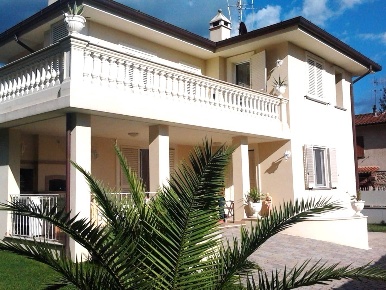 Foto Villa singola in via Fonda, Camaiore di 180 m² con 8 locali in vendita