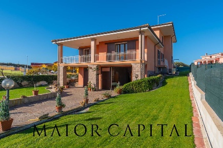 Foto Villa singola in Via Roma, Oschiri di 450 m² con 12 locali in vendita