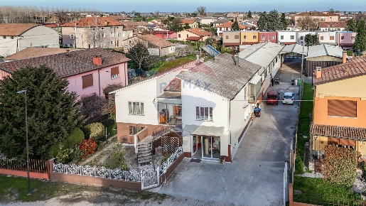 Foto Villa unifamiliare in Via Amendola, Castelmassa di 472 m² in vendita
