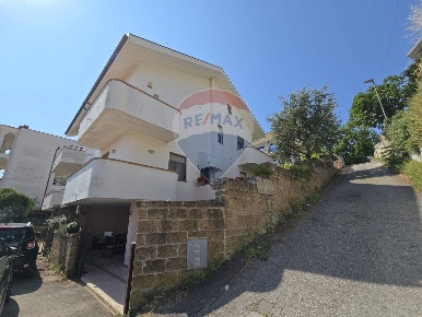 Foto Villa a schiera in Via Vado Di Sole, Pescara di 180 m² con 6 locali