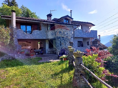 Foto Villa singola a Endine Gaiano di 300 m² con 8 locali in vendita