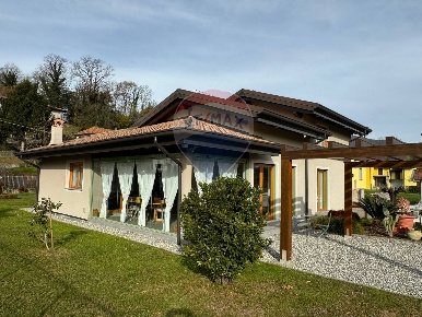 Foto Villa singola in Via Roma, Leggiuno di 280 m² con 7 locali in vendita