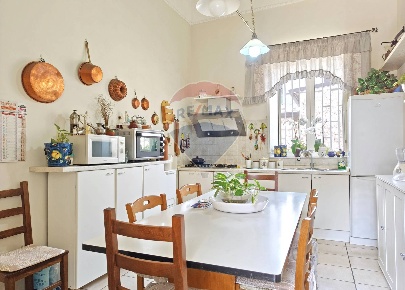 Foto Appartamento in via P. Brignola, Caserta di 145 m² con 3 locali