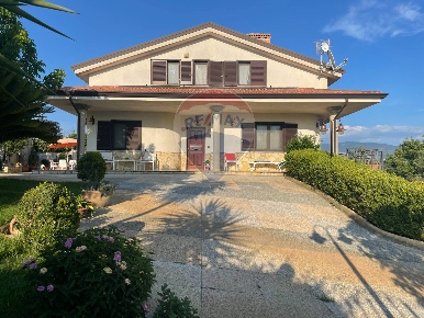 Foto Villa bifamiliare in Corrado Alvaro, Lattarico di 260 m² con 8 locali