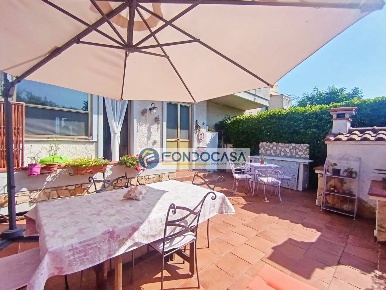Foto Villa a schiera in Via Puliche, Massa di 140 m² con 8 locali