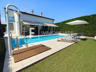 Foto Villa unifamiliare a Jesolo di 150 m² con 5 locali in vendita