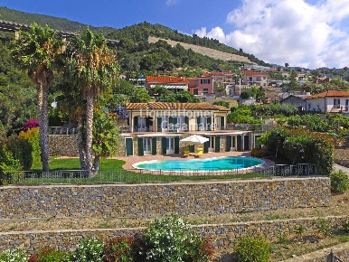 Foto Villa singola in strada termini, Ospedaletti di 310 m² con 10 locali