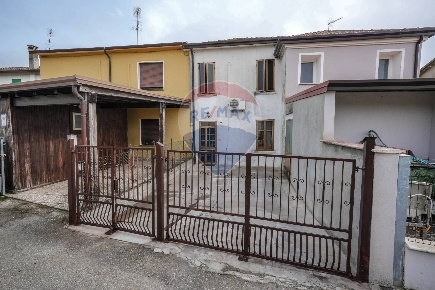 Foto Villa a schiera in Via XXV Aprile, Goro di 105 m² con 4 locali