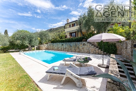 Foto Villa unifamiliare in Via Alessandro Manzoni, Torri del Benaco