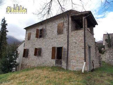Foto Villa unifamiliare a Sarnano di 200 m² con 12 locali in vendita