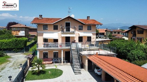 Foto Villa bifamiliare in Via Cavour, Gaglianico di 282 m² con 10 locali
