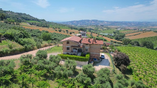 Foto Villa singola in Via delle Sorgenti, Colonnella di 400 m² in vendita
