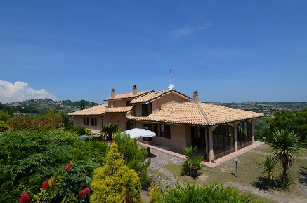 Foto Villa singola a Acquaviva Picena di 530 m² con 14 locali in vendita