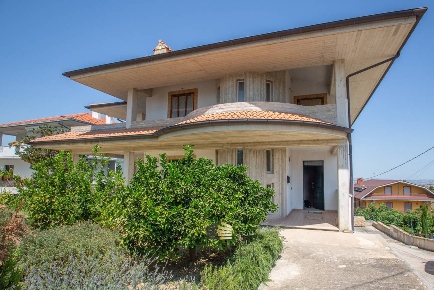 Foto Villa singola in VIA CROCI, Casalincontrada di 350 m² con 6 locali