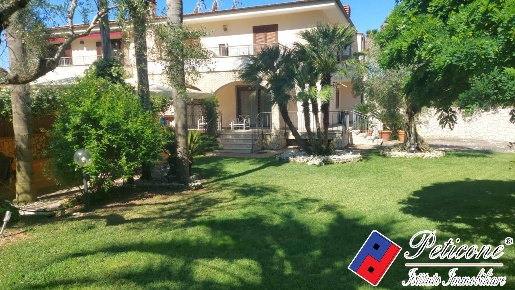 Foto Villa unifamiliare in Via Telemaco, Sperlonga di 260 m² con 7 locali