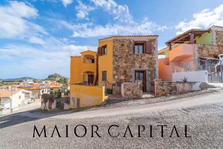 Foto Villa a schiera in via Grazia Deledda, Posada di 90 m² con 3 locali