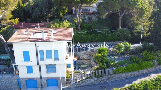 Foto Villa singola in Via delle Palme, Ospedaletti di 170 m² con 7 locali