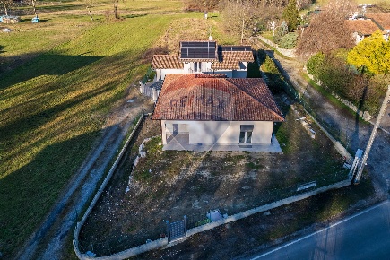 Foto Villa unifamiliare a Leggiuno di 150 m² con 4 locali in vendita