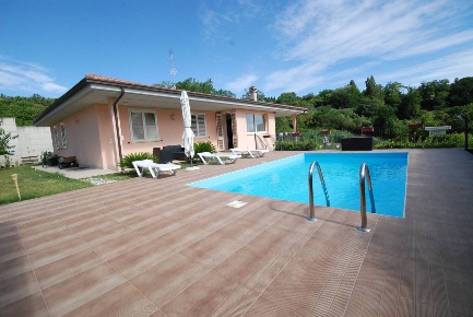 Foto Villa singola a Colonnella di 360 m² con 8 locali in vendita