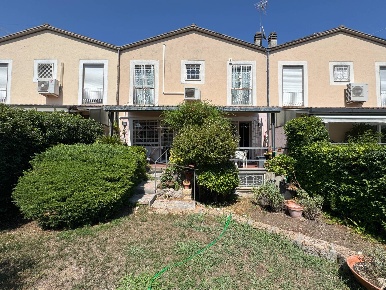 Foto Villa a schiera in via apelle, Roma di 250 m² con 6 locali in vendita