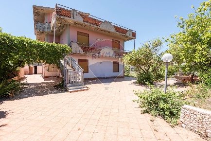 Foto Villa singola in Via Luccio, Catania di 350 m² con 18 locali