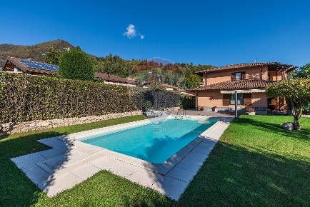 Foto Villa singola in via Vittorio Veneto, Cittiglio di 310 m² con 5 locali