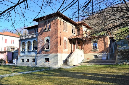 Foto Villa unifamiliare in Via Valbormida, Cengio di 450 m² con 10 locali
