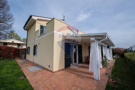 Foto Villa singola in via valcastagno, Numana di 270 m² con 7 locali