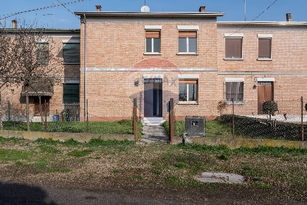 Foto Villa a schiera a Dosolo di 117 m² con 5 locali in vendita
