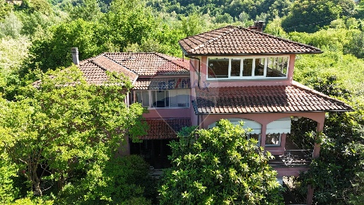Foto Villa singola a Gallicano di 230 m² con 10 locali in vendita