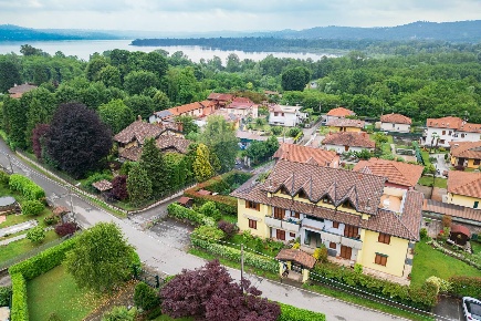 Foto Appartamento in via Vittorio Veneto, Biandronno di 75 m² con 3 locali